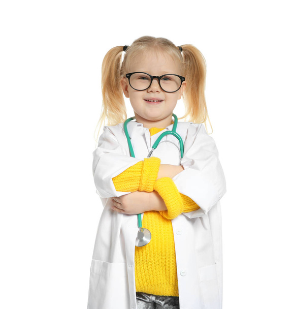 niedliches kleines Kind im Arztkittel mit Stethoskop auf weißem Hintergrund - Foto, Bild