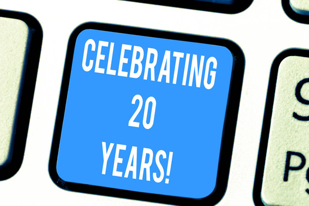 Wortschreibtext zum 20-jährigen Bestehen. Business-Konzept für das Gedenken an einen besonderen Tag, der 20 Jahre zusammen Tastatur wichtigsten Absicht, Computer-Nachricht drücken Tastatur Idee erstellen. - Foto, Bild