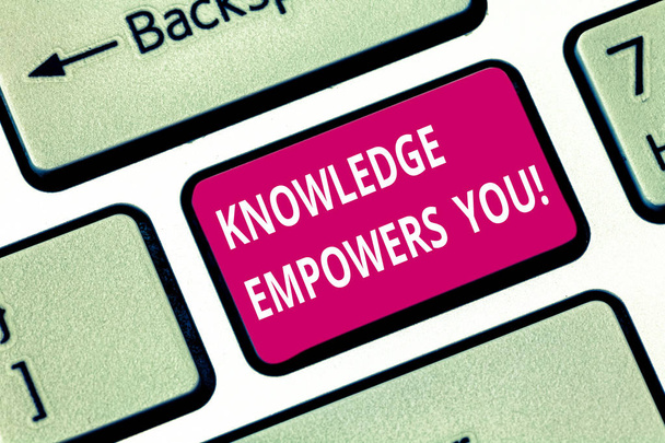 Kirjoittaminen viesti osoittaa Knowledge Empowers You. Business photo showcasing Varustaa joku taitoja ja tietoa tehdä tehtävän Näppäimistö avain Aikomus luoda tietokoneen viestin painamalla näppäimistön idea
. - Valokuva, kuva