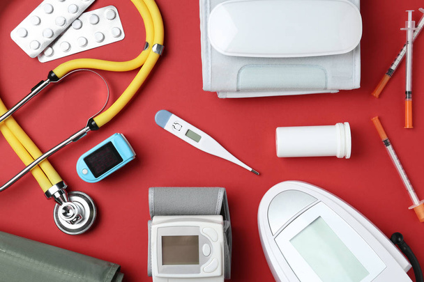 Flat lay composition with different medical objects on color background - Fotografie, Obrázek