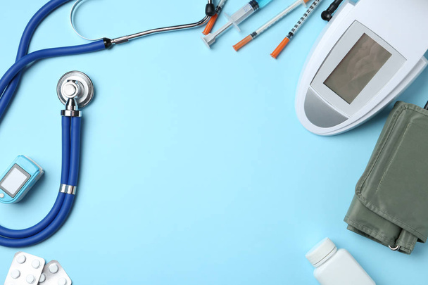 Flat lay composition with different medical objects and space for text on color background - Foto, Bild