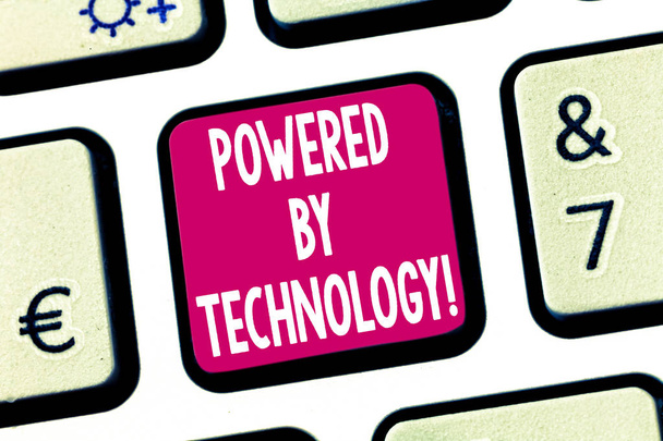 Szöveg jel mutatja Powered By technológia. Fogalmi fénykép áttörés vezetett a széles körű kereskedelmi billentyű szándékát, hogy hozzon létre a számítógép üzenetet, nyomja meg a billentyűzet ötlet. - Fotó, kép