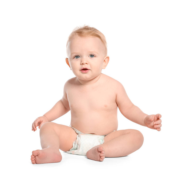 Schattig klein baby kruipen op witte achtergrond - Foto, afbeelding
