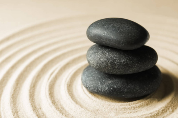 Pedras de jardim zen empilhadas em areia com padrão, espaço para texto. Meditação e harmonia
 - Foto, Imagem