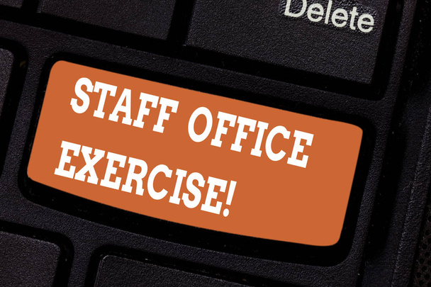 Word metin personel Office egzersiz yazma. İş kavramı teşvik fiziksel fitness rutin için yazıhane değnek klavye tuşuna basarak tuş takımı fikir bilgisayar ileti oluşturmak için niyet için. - Fotoğraf, Görsel