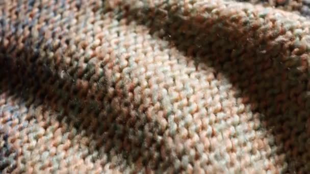 Tessuto colorato a maglia. Colpo dettagliato in 4k di un maglione lavorato a maglia
. - Filmati, video