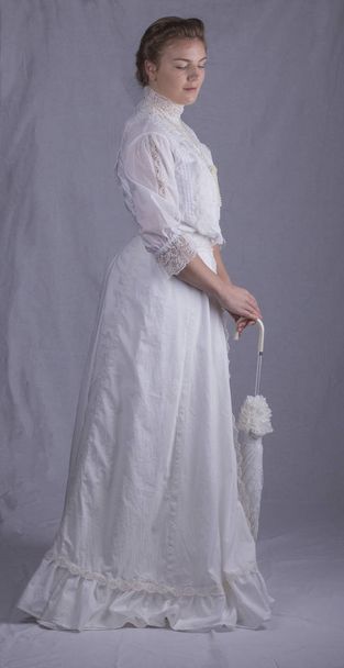 Donna edoardiana che indossa un vestito bianco
 - Foto, immagini