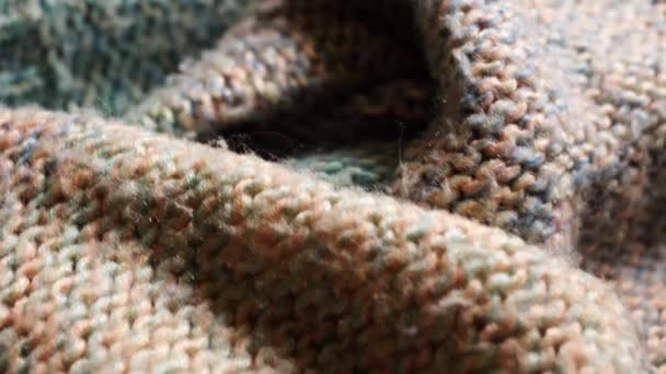 Modieuze achtergrond van warme gebreide trui, close-up van stof, zachte kleuren. - Video