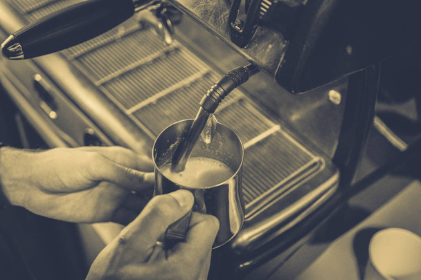 make coffee in the coffee machine - Foto, Imagem