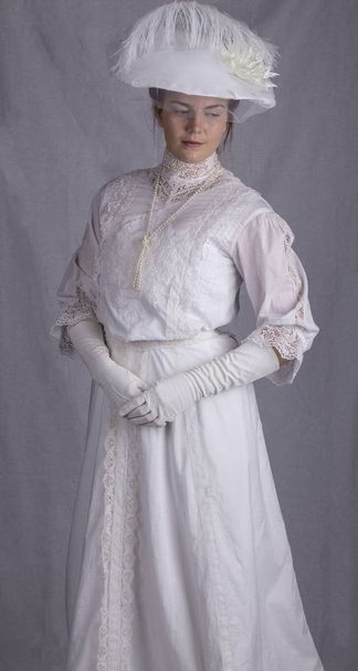 Mujer eduardiana usando un vestido blanco
 - Foto, imagen