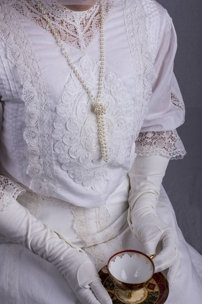 Edwardian жінка біле плаття - Фото, зображення