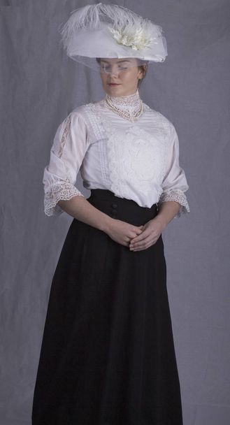 Bir beyaz gömlek ve siyah etek giyen Edwardian kadın - Fotoğraf, Görsel