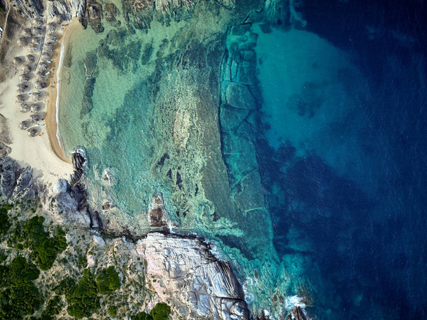 Kaunis ranta ja kivinen rannikko top antenni näkymä drone shot, Sithonia, Kreikka
 - Valokuva, kuva