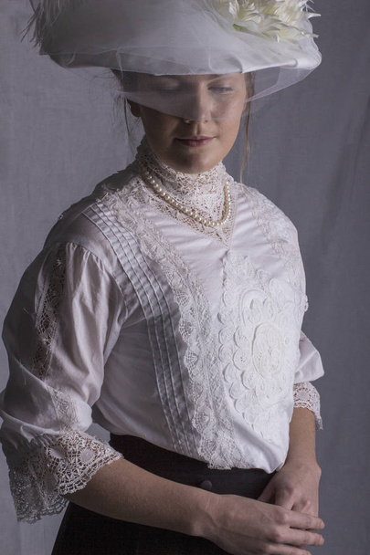 Εδουαρδιανή γυναίκα στην λευκή μπλούζα και μαύρη φούστα - Φωτογραφία, εικόνα