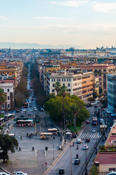 Stedelijke skyline stadsgezicht zicht op de binnenstad wijk van Rome in de buurt van het Vaticaan - Foto, afbeelding