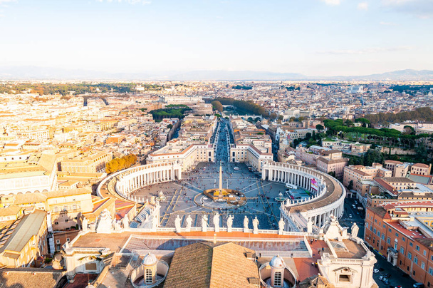 Vatican, Rome, Italy - November 16, 2018: View from above on the famous St. Peter's Square, Piazza San Pietro is a large plaza located directly in front of St. Peter's Basilica in the Vatican City - Fotografie, Obrázek