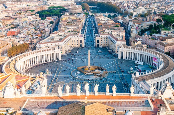 Vatican, Rome, Italy - November 16, 2018: View from above on the famous St. Peter's Square, Piazza San Pietro is a large plaza located directly in front of St. Peter's Basilica in the Vatican City - Foto, Imagem