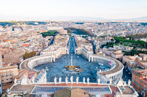 Watykan, Rzym, Włochy - 16 listopada 2018: Widok z góry na słynnej St Peter's Square, Piazza San Pietro jest duża plaza znajduje się naprzeciwko Bazyliki Świętego Piotra w Watykanie - Zdjęcie, obraz