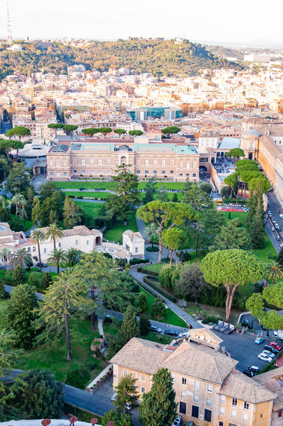 Hoge uitzicht op Rome stadsgezicht met groene en gezellige Vaticaanse tuinen en musea gebouwen op de voorgrond - Foto, afbeelding