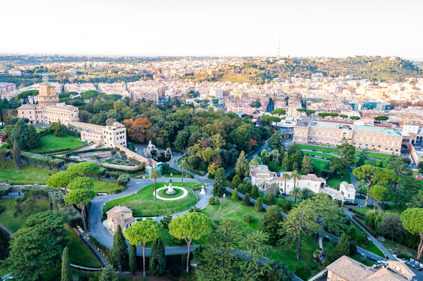 Vista alta sobre a paisagem urbana de Roma com jardins e museus do Vaticano verdes e acolhedores em primeiro plano
 - Foto, Imagem