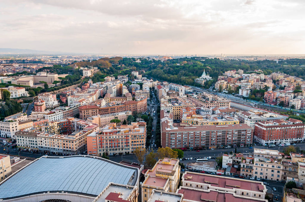 Rome stadsgezicht stedelijke skyline weergave van bovenaf met veel van geschiedenis, kunst en architectuur - Foto, afbeelding