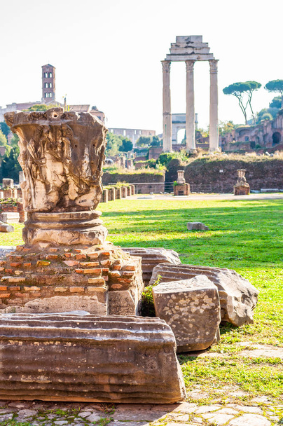 Řím, Itálie - 17 listopadu 2018: Pohled na Chrám Castora a Polluka přes starověké pozůstatky a Zříceniny římské Forum v Římě - Fotografie, Obrázek