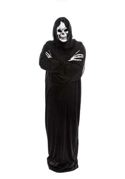 Costume di Halloween di uno scheletro triste mietitore che indossa una veste nera su uno sfondo bianco gesticolando espressioni tristi o depresse
 - Foto, immagini