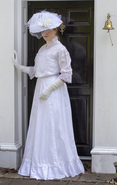 Edwardische Frau trägt weißes Kleid im Garten - Foto, Bild