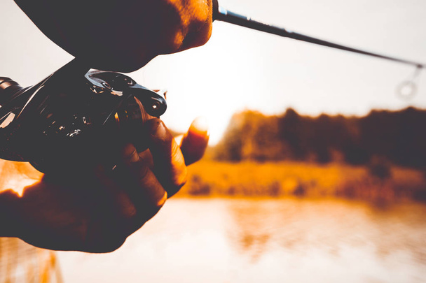 手を保持する釣り用スピニング - 写真・画像