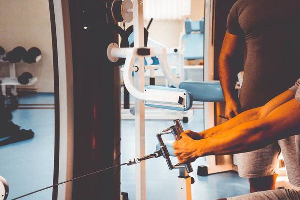 Bodybuilder in the gym - Foto, afbeelding