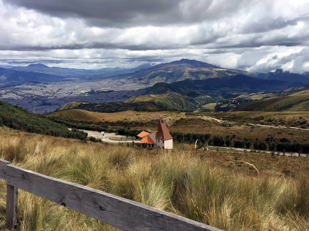 Pichincha volkan Quito görünümünden - Fotoğraf, Görsel