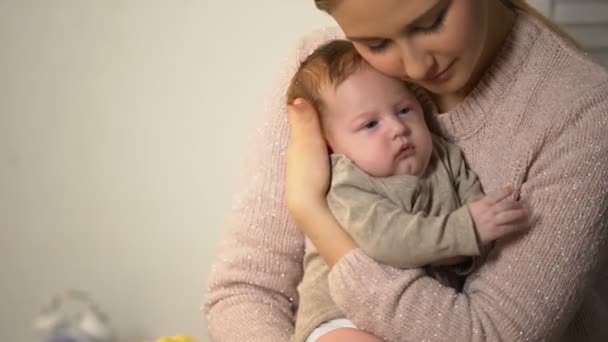 Liefdevolle moeder knuffelen kleine baby teder, pasgeboren gezondheidszorg en mecenaat - Video