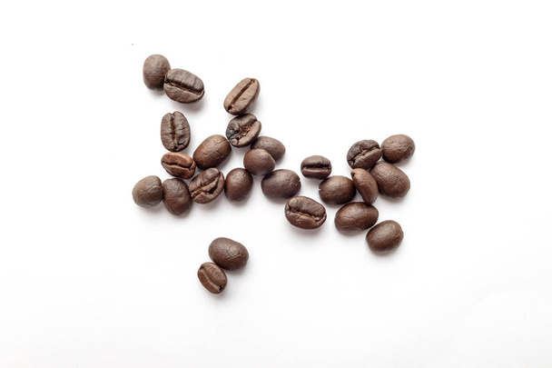 Kávová zrna izolovaných na bílém pozadí. Detail obrazu. - Fotografie, Obrázek