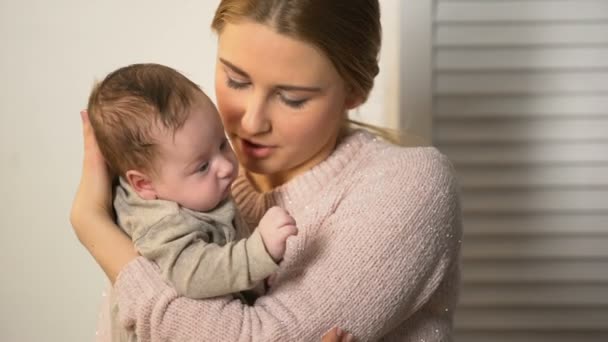 Niñera sosteniendo pequeño adorable recién nacido en orfanato, adopción en nueva familia
 - Metraje, vídeo