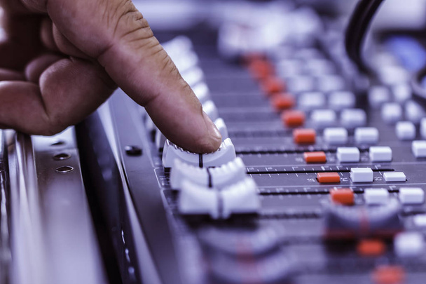 Close-up hands Mezclador de sonido útil para varias músicas
 - Foto, imagen