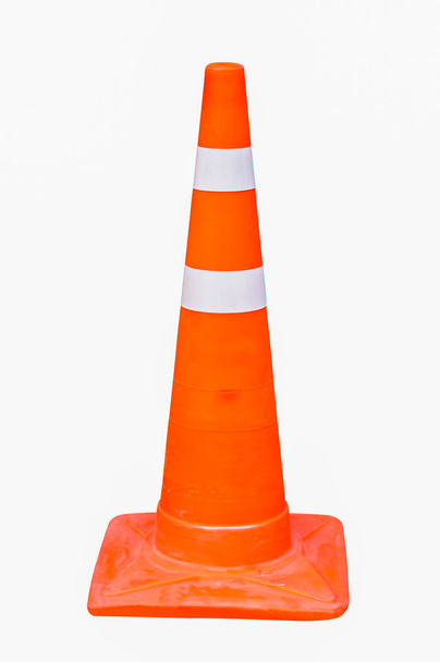 cones de tráfego laranja ao ar livre, alerta, cuidado fundo branco
 - Foto, Imagem