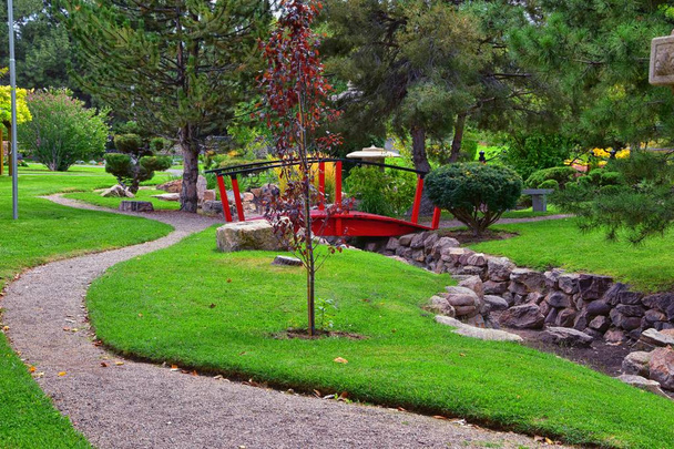 Vista dos Jardins da Paz Internacional, que é um jardim botânico localizado no Parque Jordan, em Salt Lake City, Utah, que foi concebido em 1939 e dedicado em 1952. Estados Unidos
. - Foto, Imagem