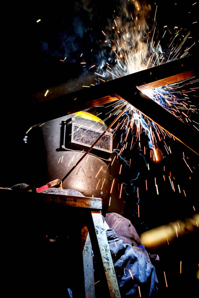 trabalhador com máscara protetora soldagem metal industrial
 - Foto, Imagem