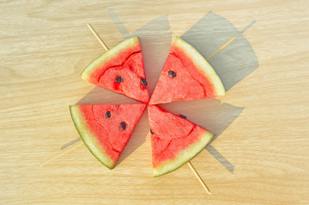 melancia fatia picolé gostoso fresco verão fruta doce na mesa de madeira
 - Foto, Imagem
