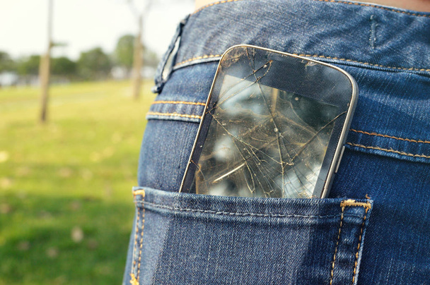 Zwarte slimme mobiele telefoon in jeans zak - Foto, afbeelding