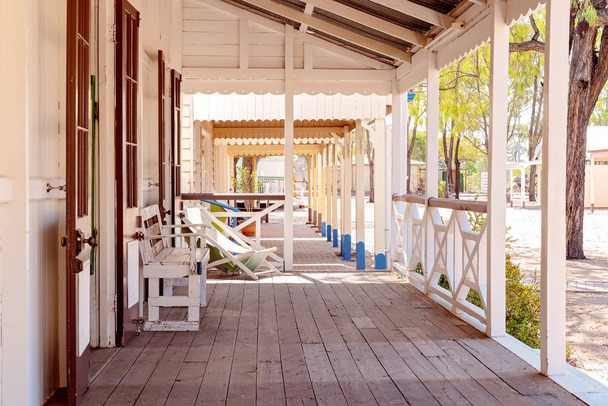 Sendero a lo largo de las verandas de casas de época en una antigua ciudad rural australiana recreada
 - Foto, Imagen