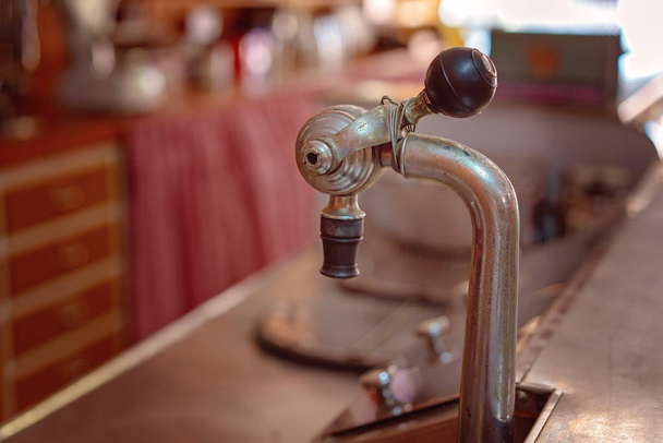 Старомодный содовый фонтан на прилавке ретро-кафе
 - Фото, изображение