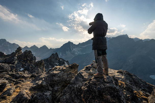 Un uomo fotografa le montagne dell'Himalaya in cima a Gokyo Ri nel campo base dell'Everest Trek, Nepal, Asia
 - Foto, immagini
