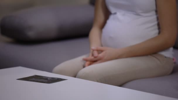 Ultrasonographic picture on table near depressed pregnant congenital abnormality - Кадры, видео