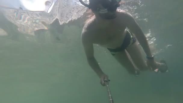 um homem mergulha e faz uma selfie debaixo d 'água
. - Filmagem, Vídeo