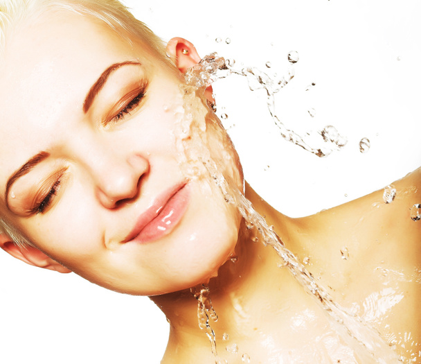 vrouw met schone huid met splash water - Foto, afbeelding