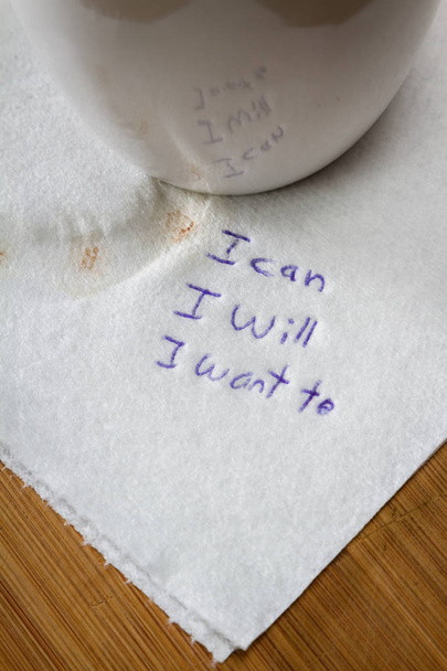 私にことがの手に力を与えるメッセージ コーヒー汚されたナプキンに書かれたメモ、私はしたいが. - 写真・画像