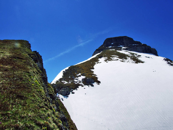 Alpine peak Zuestoll in the Churfirsten mountain range, between the Toggenburg region and Lake Walensee - Canton of St. Gallen, Switzerland - Foto, afbeelding