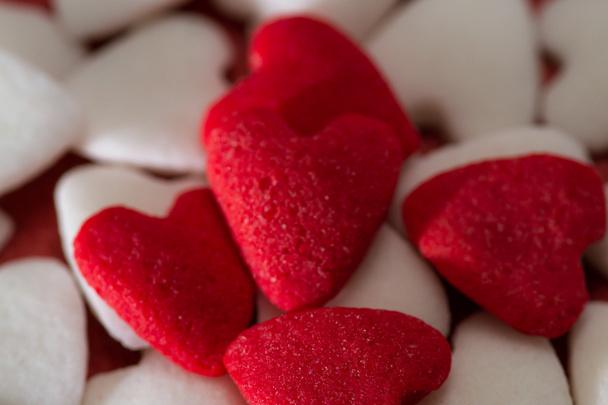 close-up de açúcar comestível em forma de coração pequeno para ser usado como cobertura para sobremesas
 - Foto, Imagem