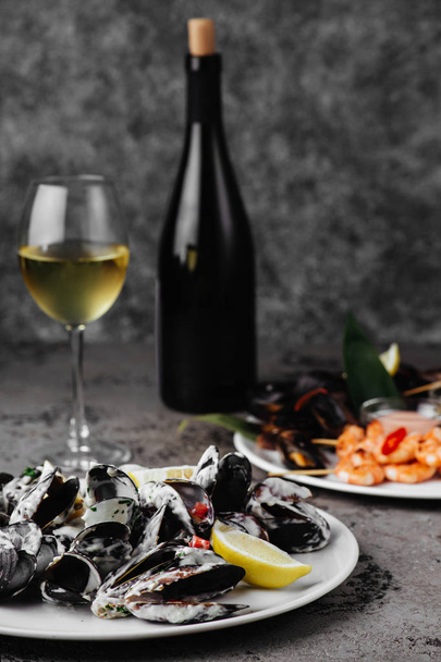 Mussels boiled in a sauce of white wine, served with toast and lemon. - Foto, Imagem